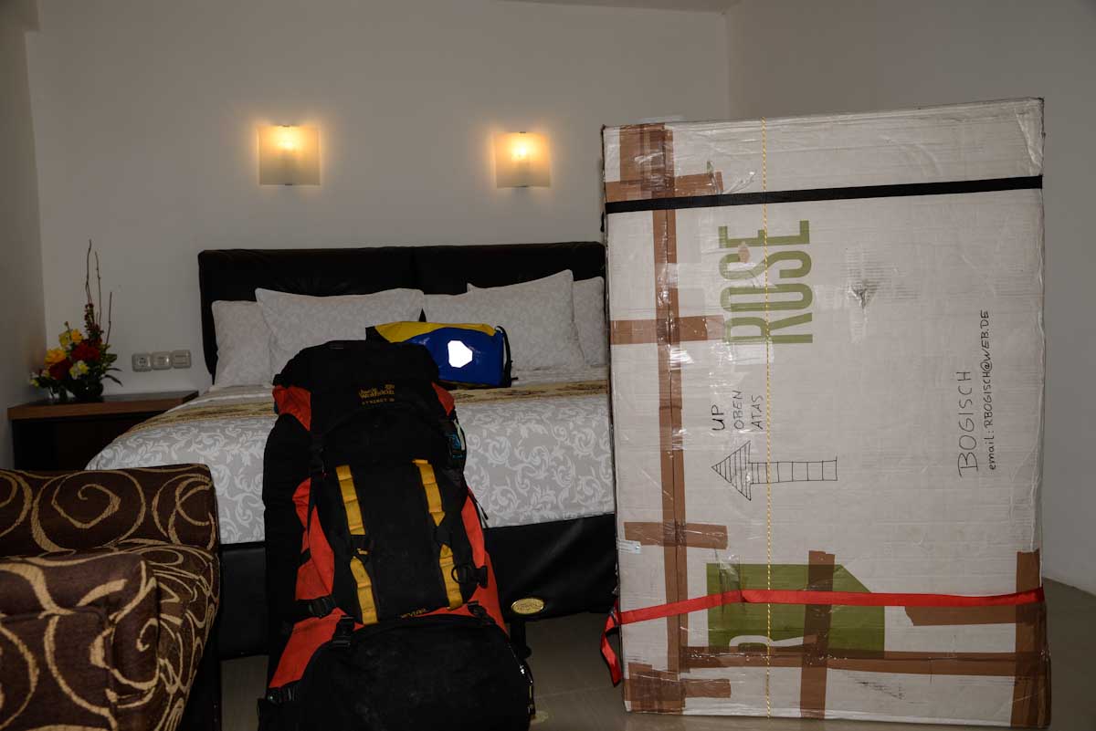 Das Hotelzimmer war recht angenehm. Ich vernahm seltsame Geräusche durch das winzige Fenster, die ich nicht zuordnen konnte. Es stellte sich heraus, dass es die Rufe von Schwalben waren, die etwas verzerrt aus Lautsprechern kamen, um eben Schwalben anzulocken, damit sie in einem extra dafür gebauten Gebäude nisten, und man ihre Nester abernten konnte, um sie gewinnbringend an Schwalbennestsuppe-Liebhaber zu verkaufen.