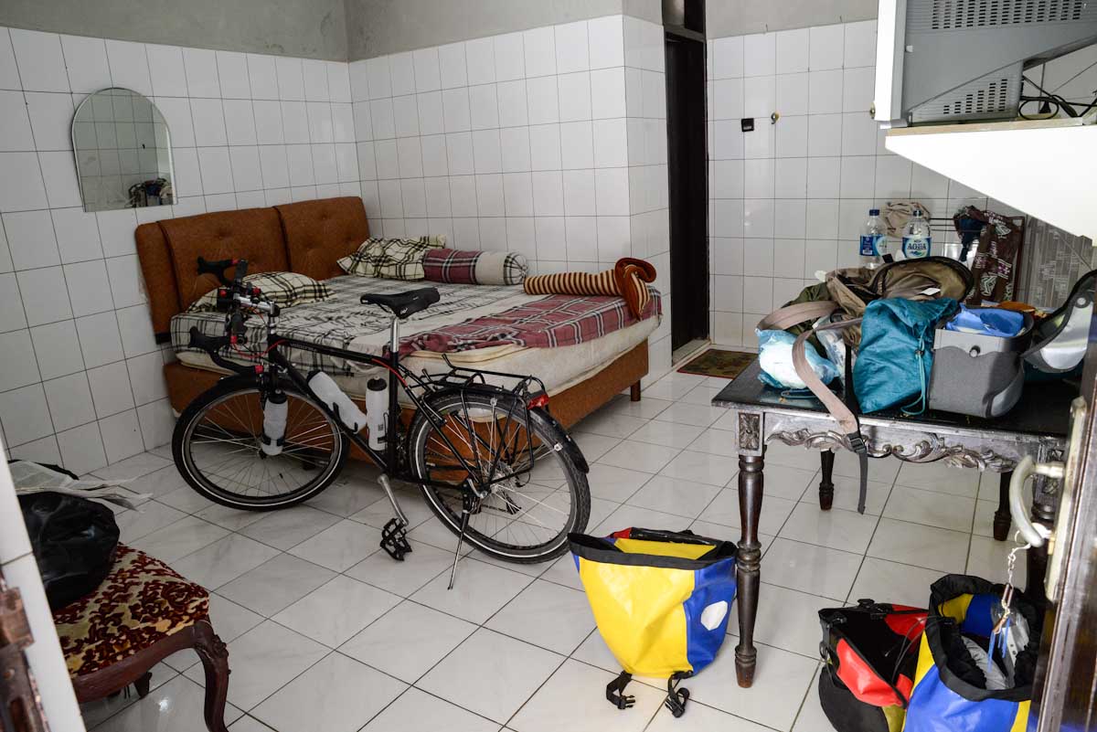 Gasthauszimmer in Pare-pare. Schlaf- und Badezimmer bilden eine Einheit.
