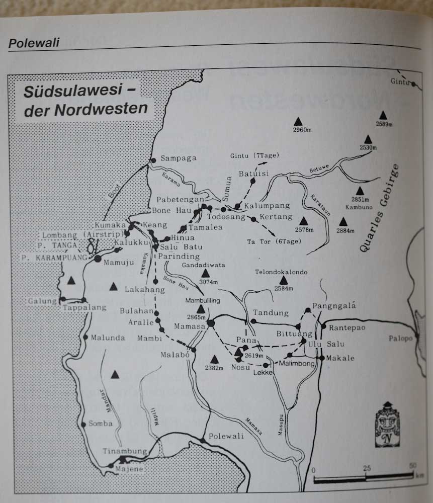Diese kleine Karte aus dem Reiseführer war meine einzige Orientierungshilfe. Kein Google Maps oder Garmin stand mir zur Verfügung - zum Glück! Einige Kilometer nach Mamuju (Mitte links) ging es nach Osten auf weitestgehend ungeteerten Wegen.