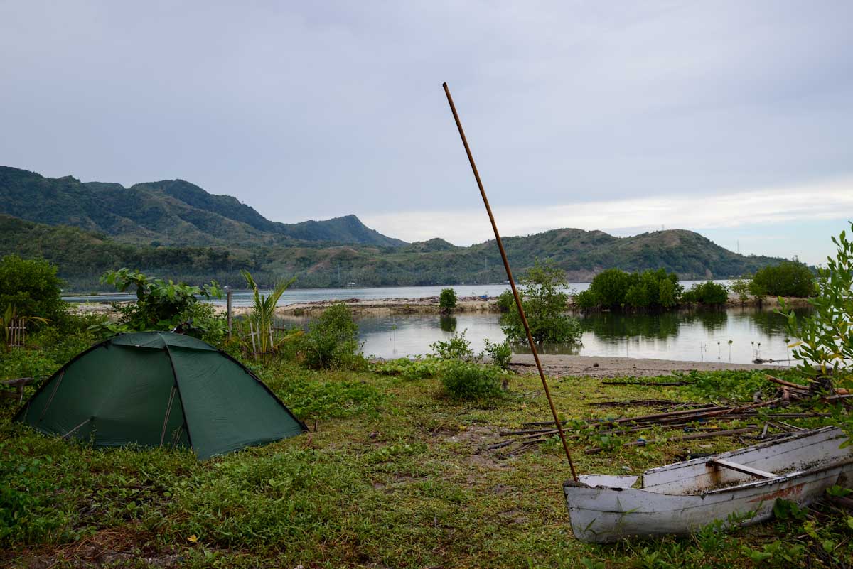 Letztlich fand ich einen Platz zum Campen. Ein Indonesier tauchte auf und grüßte freundlich. Mir war etwas bang so nah am Meer auf fast gleicher Höhe wie der Meeresspiegel zu campieren, aber es gab ja keine Alternative.