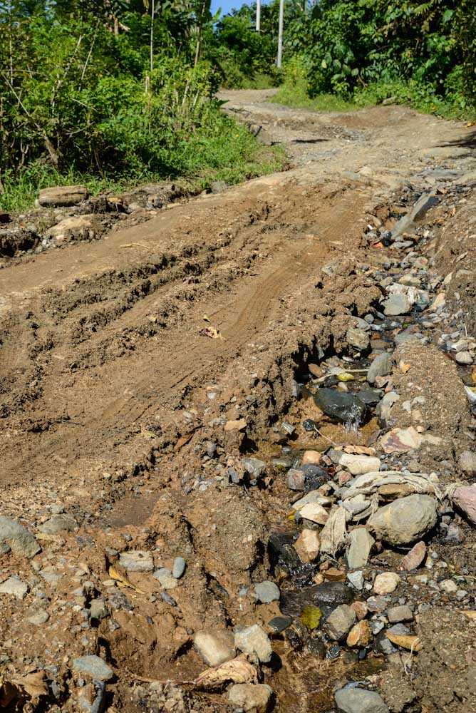 Ein Freund kommentierte die Bilder, dass man übermäßig viele Bilder von den ruppigen Wegen zu sehen bekäme und dies fast angeberisch wirke. Der Blick auf den Boden, die kleinen und großen Verwerfungen, das Sand-Stein Gemisch, das Einschätzen, bestimmte aber den Tag. Das war es auf das es Acht zu geben galt, um das Rad sturz- und speichenbruchfrei zu steuern.