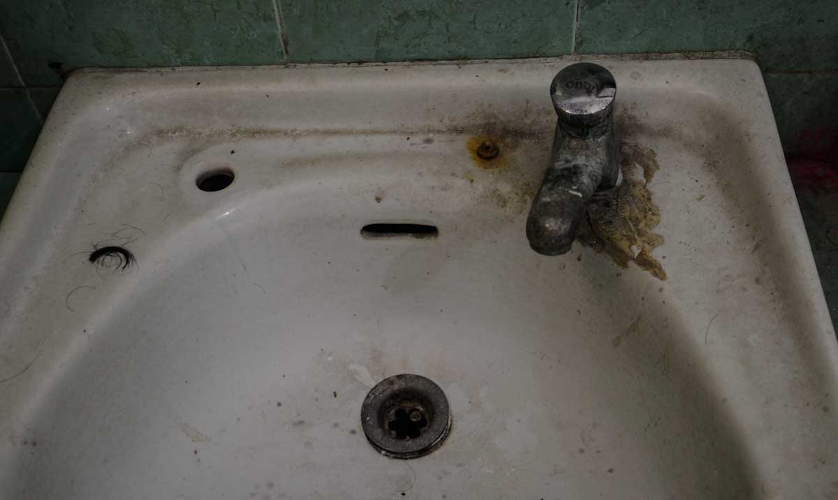 Waschbecken in der Flughafen Toilette Palu.