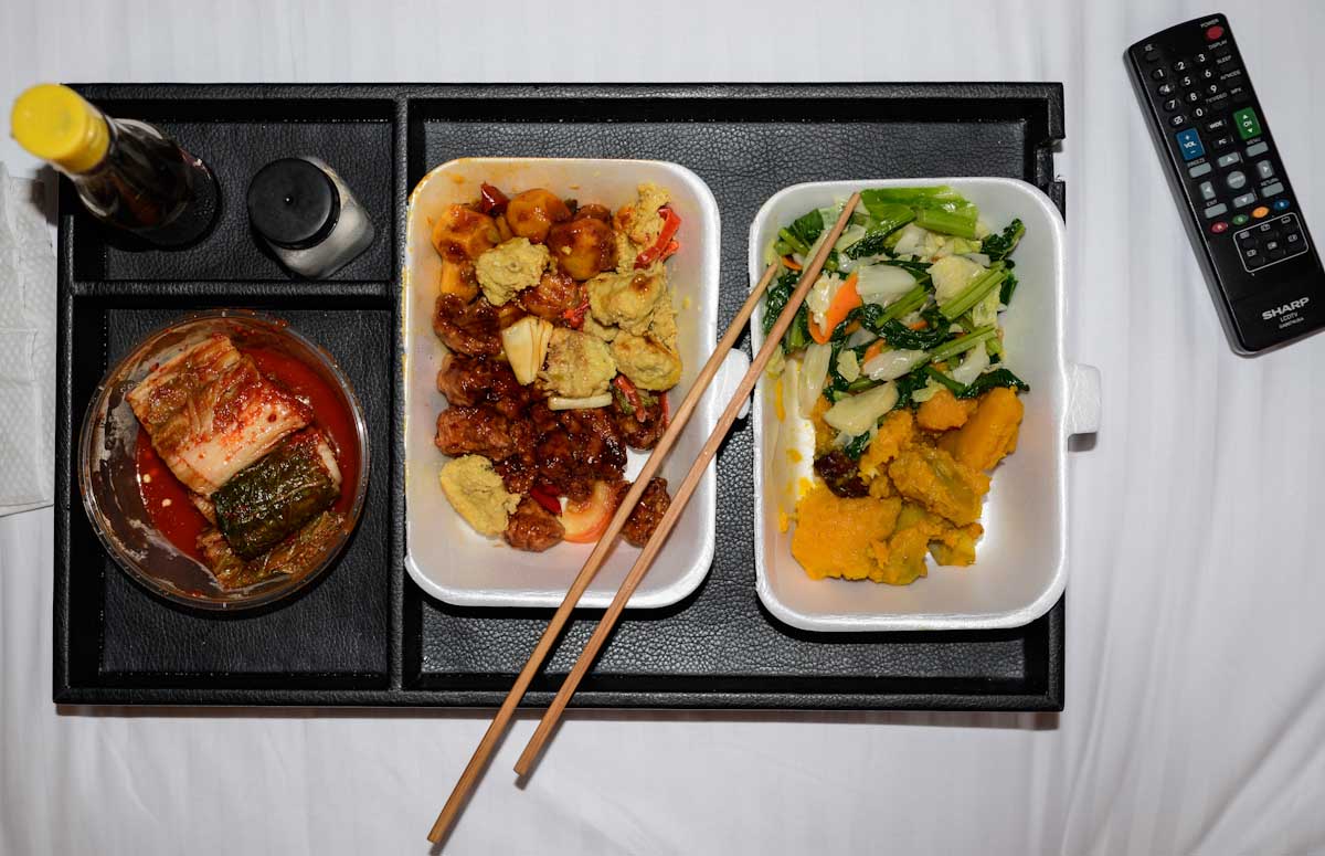 Im Foodcourt der Pavillon Mall in Kuala Lumpur entdeckte ich das beste Vegarische Essen überhaupt. Es sah alles so echt nach Fleischgerichten aus, dass ich mir mehrfach versichern ließ, dass es sich tatsächlich um fleischlose Kost handele. Selbst beim Verzehr hatte ich noch Zweifel als ich den 'Chickenwing' aß, bis sich der vemeintliche Knochen tatsächlich als Holzstab herausstellte.